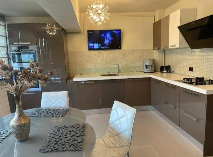 קריובה Apartament Lux Ultracentral מראה חיצוני תמונה